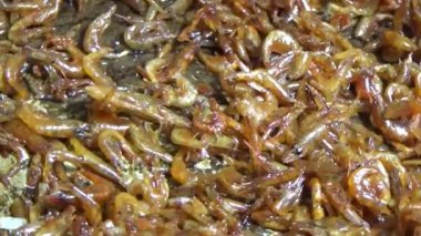 Kızarmış karides ve balık.