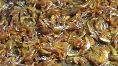 Kızarmış karides ve balık.