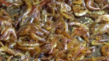 Kızarmış karides ve balık.