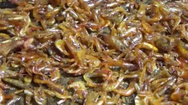 Kızarmış karides ve balık.