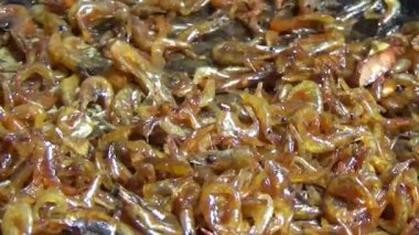 Kızarmış karides ve balık.