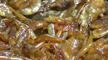 Kızarmış karides ve balık.