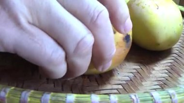 Sepetin üzerinde olgun mango