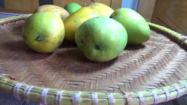 Sepetin üzerinde olgun mango