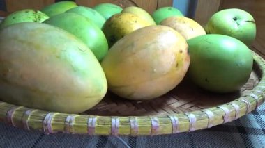 Sepetin üzerinde olgun mango