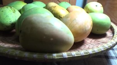 Sepetin üzerinde olgun mango