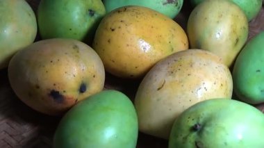 Sepetin üzerinde olgun mango