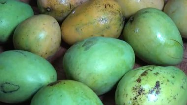 Sepetin üzerinde olgun mango