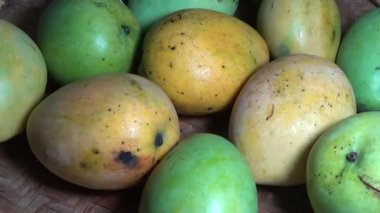 Sepetin üzerinde olgun mango