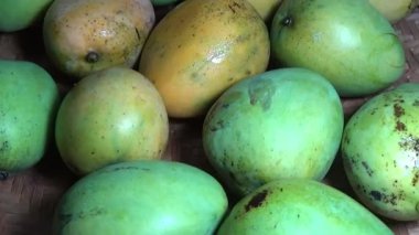 Sepetin üzerinde olgun mango