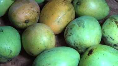 Sepetin üzerinde olgun mango