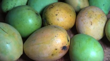 Sepetin üzerinde olgun mango
