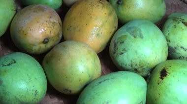 Sepetin üzerinde olgun mango