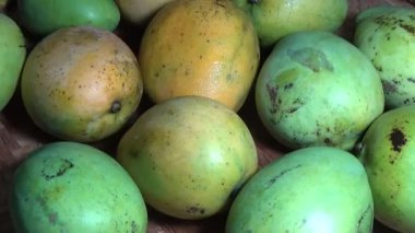 Sepetin üzerinde olgun mango