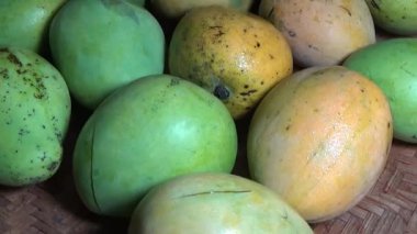 Sepetin üzerinde olgun mango