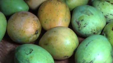 Sepetin üzerinde olgun mango