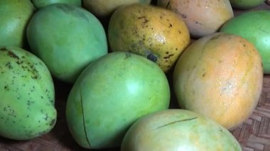 Sepetin üzerinde olgun mango