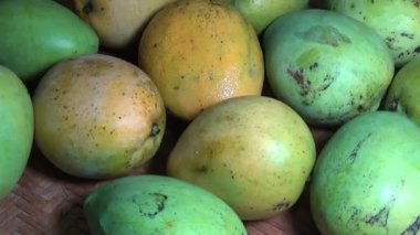 Sepetin üzerinde olgun mango