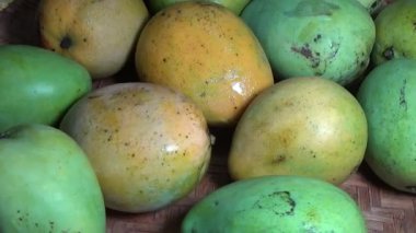 Sepetin üzerinde olgun mango