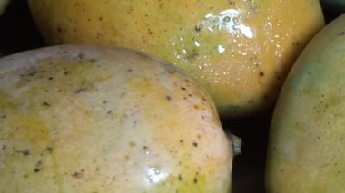 Sepetin üzerinde olgun mango