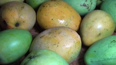 Sepetin üzerinde olgun mango