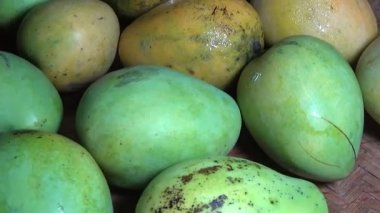 Sepetin üzerinde olgun mango