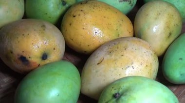 Sepetin üzerinde olgun mango