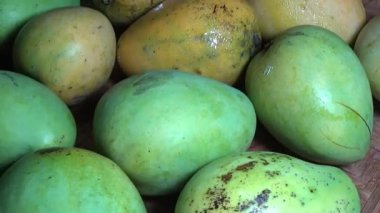 Sepetin üzerinde olgun mango