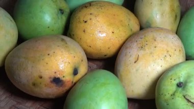 Sepetin üzerinde olgun mango