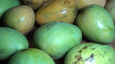 Sepetin üzerinde olgun mango