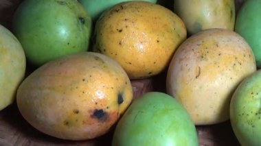 Sepetin üzerinde olgun mango