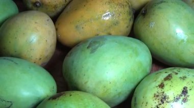 Sepetin üzerinde olgun mango
