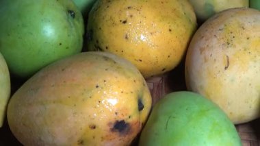 Sepetin üzerinde olgun mango