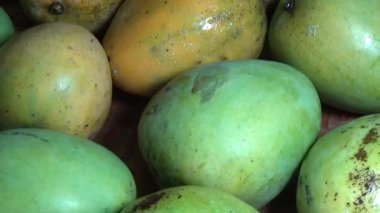 Sepetin üzerinde olgun mango