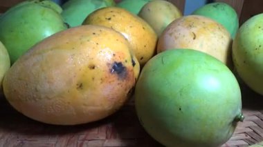 Sepetin üzerinde olgun mango