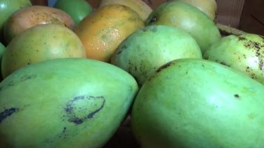 Sepetin üzerinde olgun mango