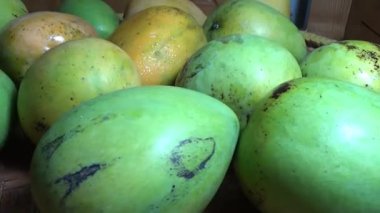 Sepetin üzerinde olgun mango