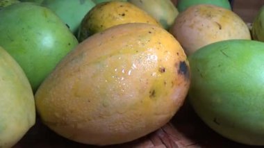 Sepetin üzerinde olgun mango