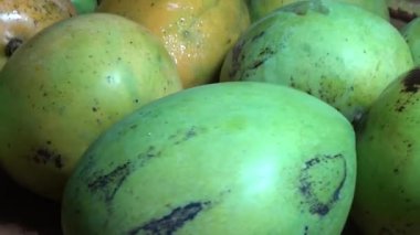 Sepetin üzerinde olgun mango