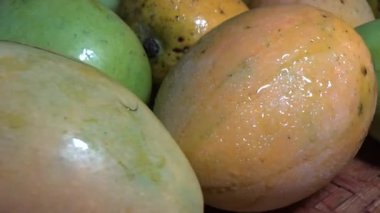 Sepetin üzerinde olgun mango