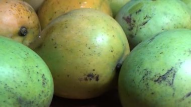 Sepetin üzerinde olgun mango