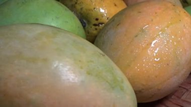 Sepetin üzerinde olgun mango