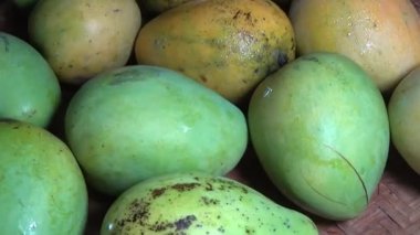 Sepetin üzerinde olgun mango