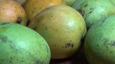 Sepetin üzerinde olgun mango