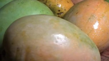 Sepetin üzerinde olgun mango