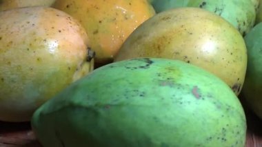 Sepetin üzerinde olgun mango