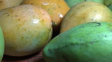 Sepetin üzerinde olgun mango