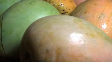 Sepetin üzerinde olgun mango