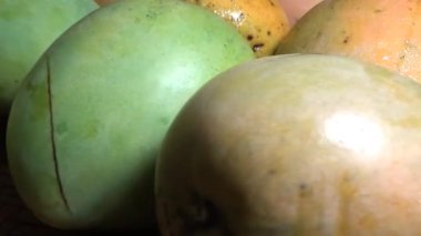 Sepetin üzerinde olgun mango