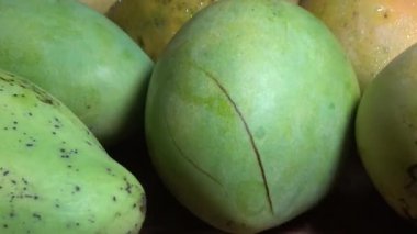 Sepetin üzerinde olgun mango